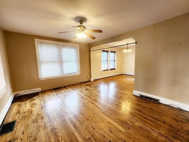 Building Photo - 305 Lyndhurst St