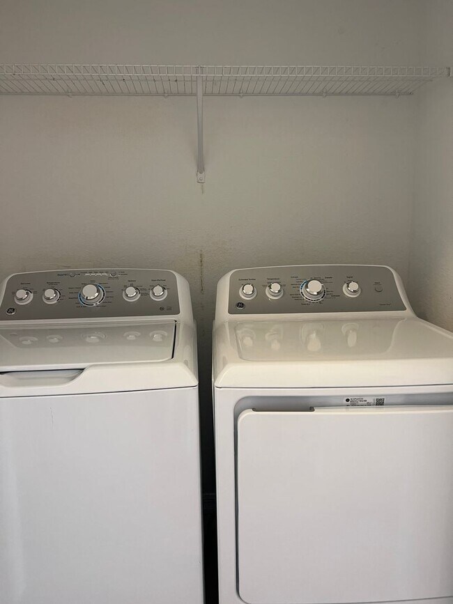 Building Photo - 3BR/2.5BA/1CG Townhome in Gran Paradiso