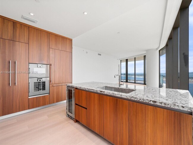 Building Photo - 175 25