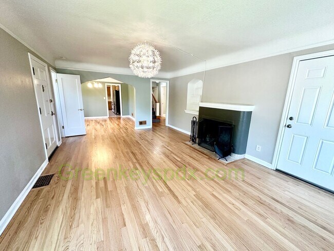 Building Photo - Huge 4 Bedroom 2 Bath House across from Rose City Golf Course