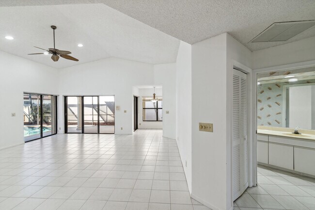 Building Photo - 7842 Villa Nova Dr N