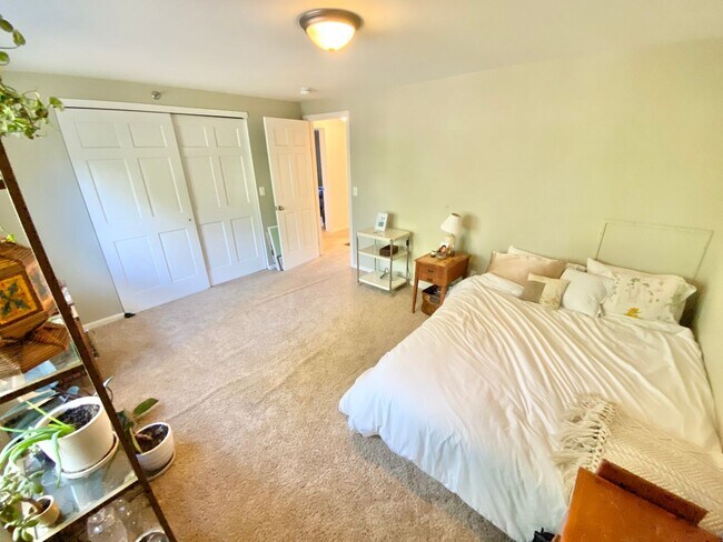 Building Photo - 3 Bedroom Condo in South Burlington VT Available 1/1/26!