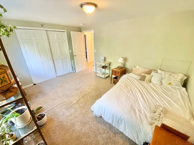 Building Photo - 3 Bedroom Condo in South Burlington VT Available 12/6!