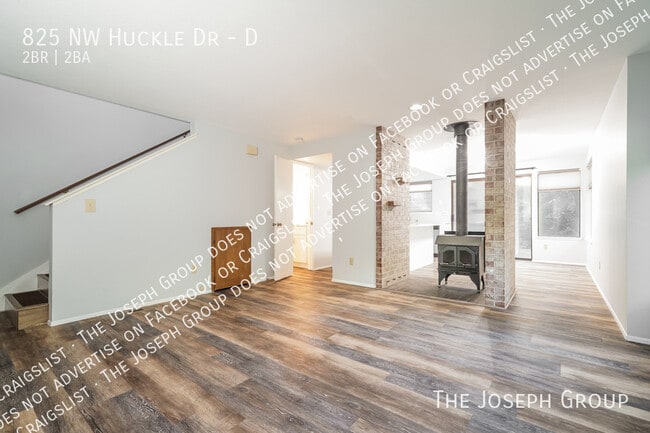 Building Photo - 825 NW Huckle Dr