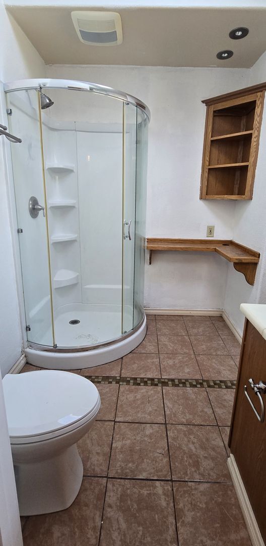 Building Photo - Stunning 4-bedroom 2 bath home