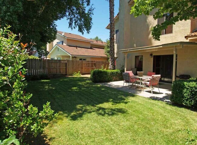 Building Photo - 2524 Garlandwood Dr