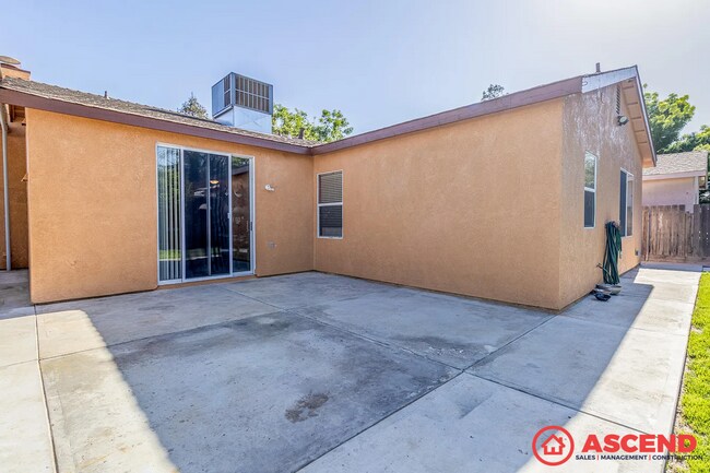 Building Photo - LISTING TITLE: Comfortable 3BD/2BA Home in Tulare's 93274 — Move-In Ready!
