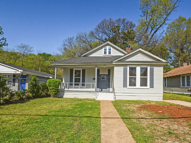 Primary Photo - UPDATED AND DARLING 3 bed, 1 bath home nea...