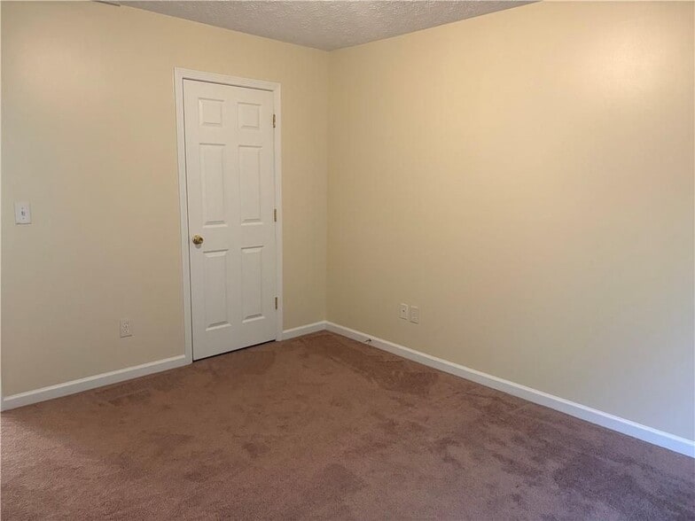 Building Photo - 5975 Hillvale Trail