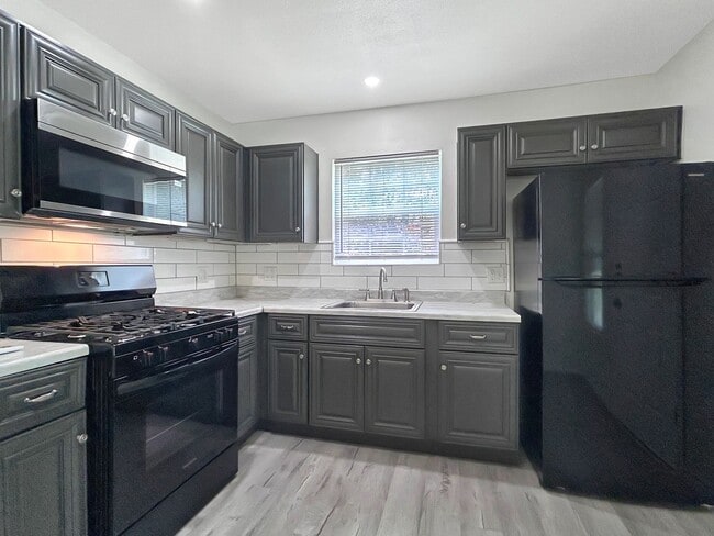 Building Photo - Cozy, Remodeled 2BR with Covered Parking &...