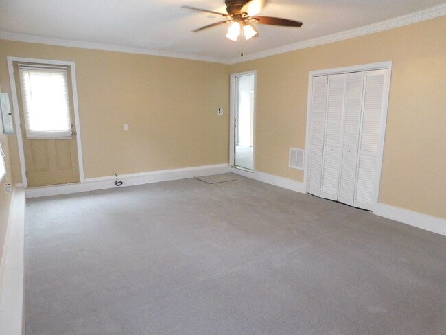 Building Photo - Nice home near outlet mall