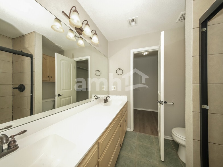 Building Photo - 1424 SW 23rd St