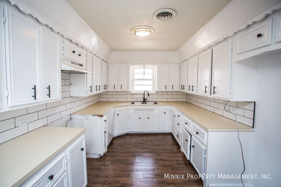 Building Photo - 502 2nd Pl