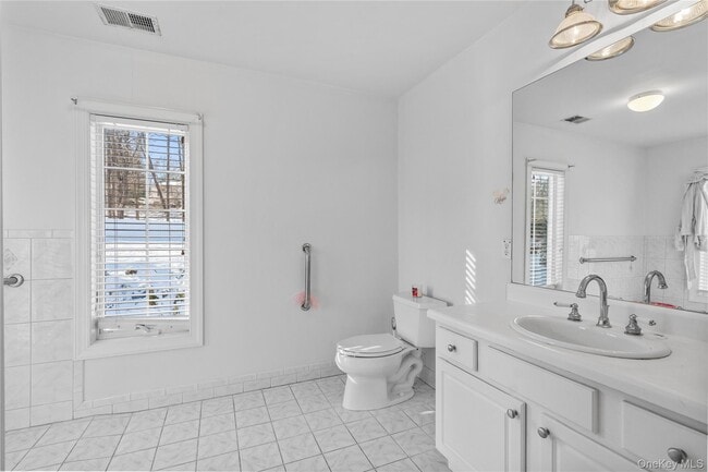 Building Photo - 17 Waring Dr