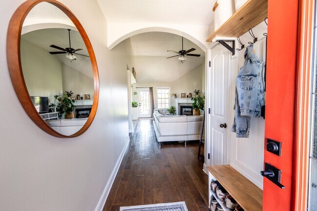 Building Photo - Pet Friendly Three Bedroom!