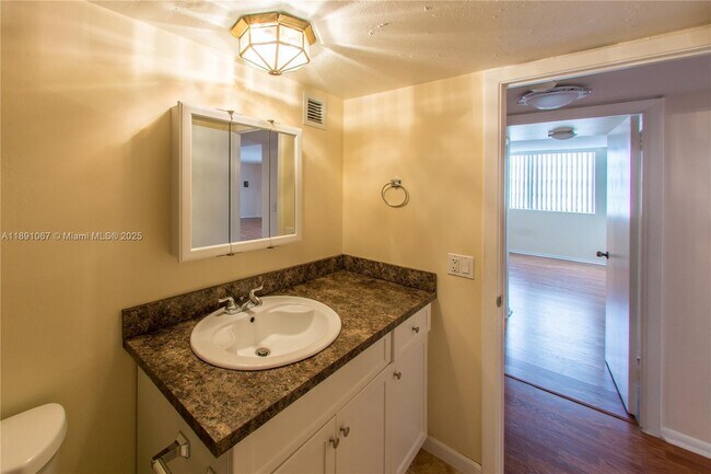 Building Photo - 1833 S Ocean Dr