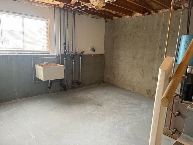 Building Photo - 325 NW 4th St