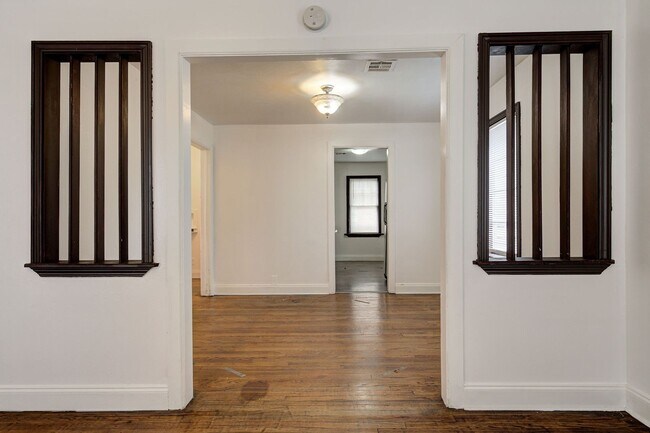Building Photo - Cozy 2BD/1BTH Home Move In Ready Minutes f...