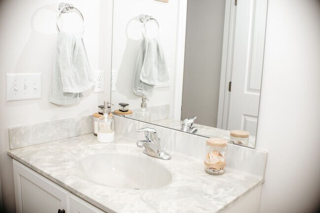 Building Photo - 220 Callie Dr