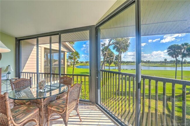 Building Photo - 233 NE Edgewater Dr