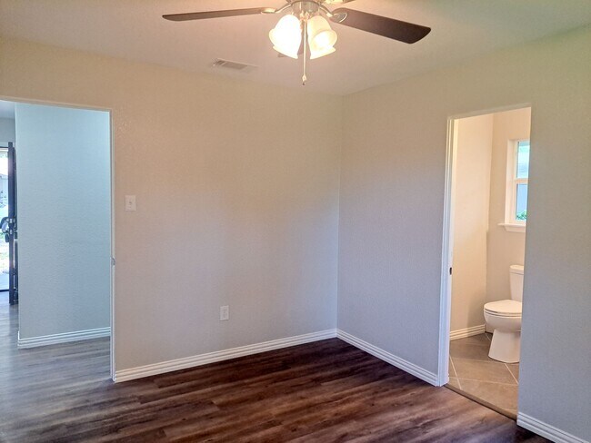 Building Photo - 5 bedroom / 2 bath