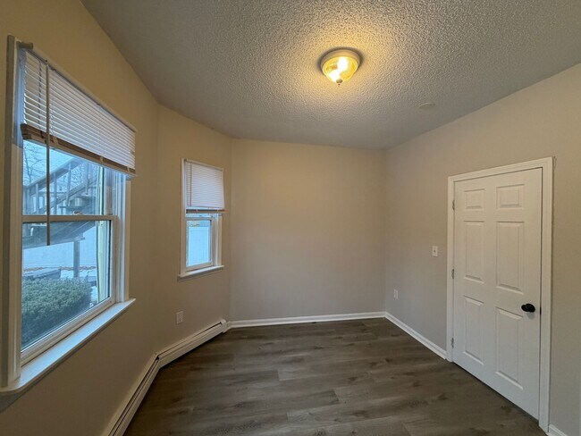 Building Photo - 137 Midland St