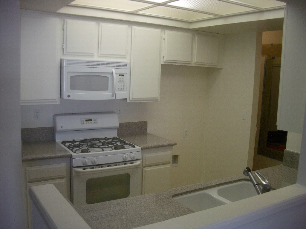 Building Photo - 7211 Cozycroft Ave