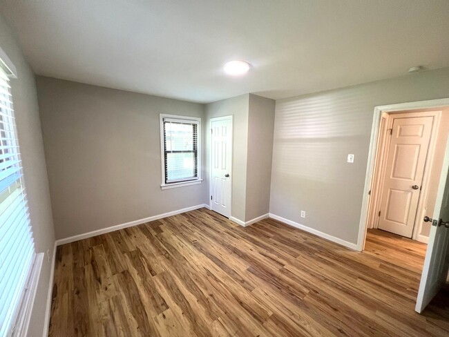 Building Photo - Updated Spacious 3 Bedroom 1 Bath  - Prese...