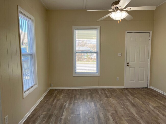 Building Photo - ADORABLE 3 BEDROOM HOUSE- FENCED BACK YARD