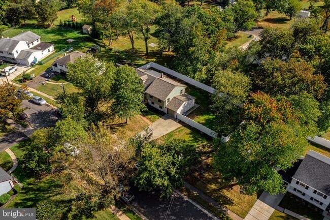 Building Photo - 316 Farmdale Rd