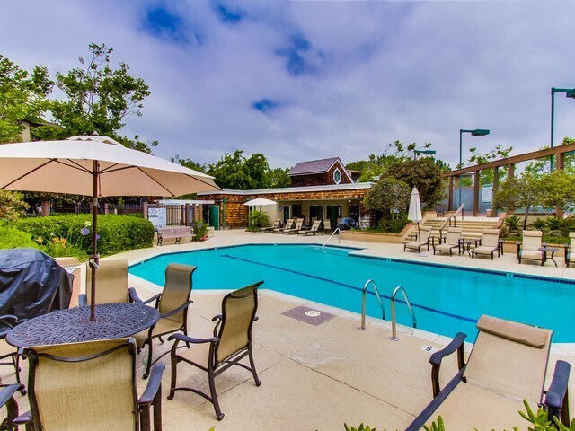 Building Photo - 8860 Villa La Jolla Dr