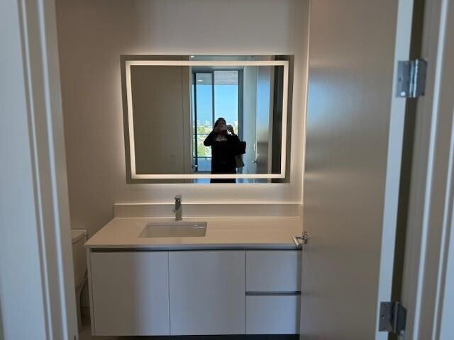 Building Photo - 220 Lake Shore Dr