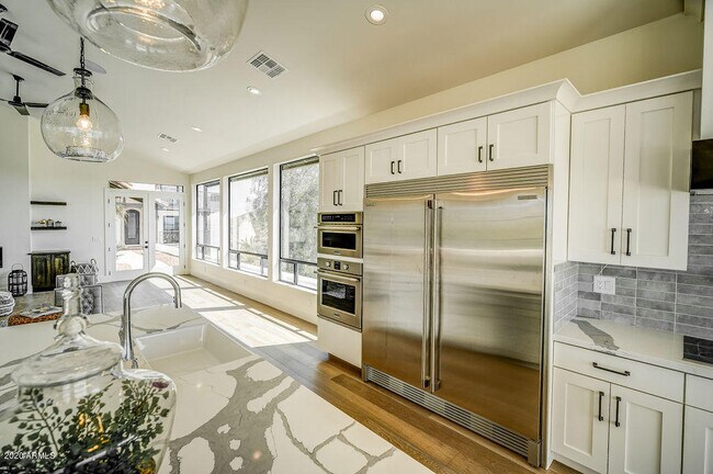 Building Photo - 301 E Jomax Rd