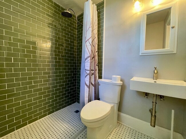 Building Photo - Beautiful Renovated 3 Bed 2 Bath Close to Downtown and UK