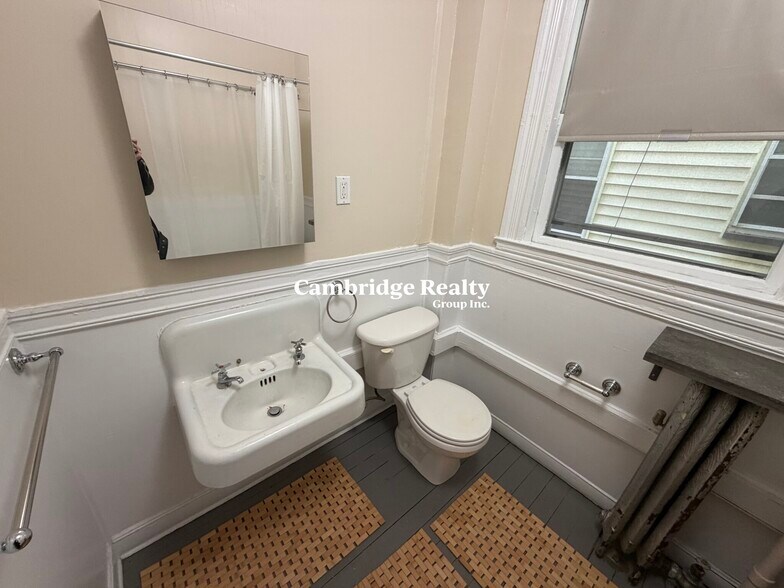 Building Photo - 74 Aldie St