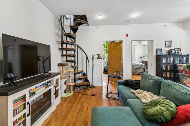Building Photo - Well-maintained 2-bedroom, 1-bath bi-level apartment | Washington Square West