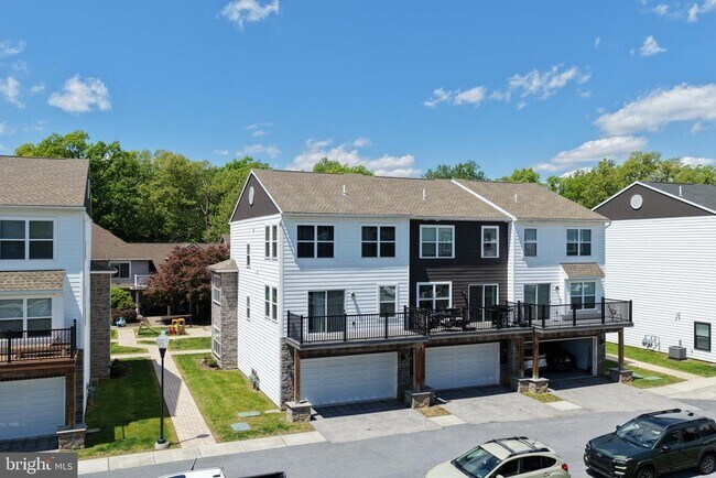 Building Photo - 121 High Pointe Dr
