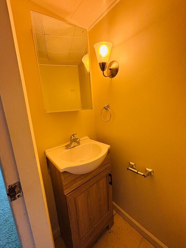 Building Photo - 4 Bedroom, 2.5 Bath Townhouse