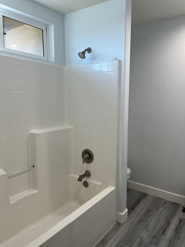 Building Photo - 4 bedroom 3bth Oak Hills area! Close to the 15 Freeway!