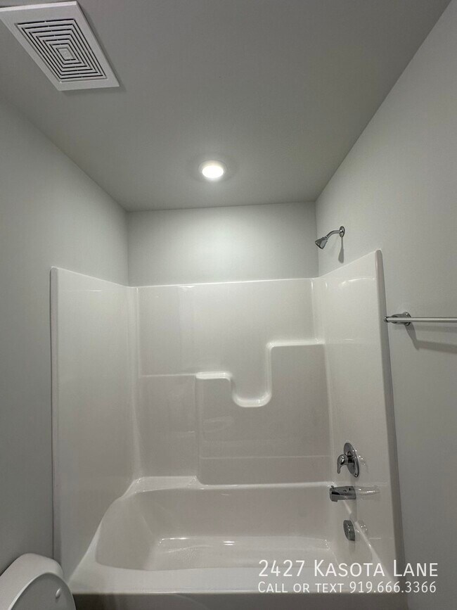 Building Photo - 2427 Kasota Ln