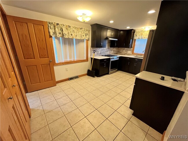 Building Photo - 13 Satinwood Dr