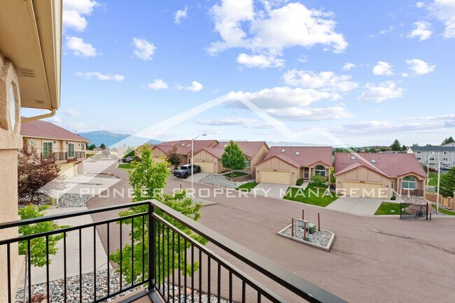 Building Photo - Stylish Townhouse 2bed / 2bath, 2 car garage and AC in Gated Community Near Powers Corridor