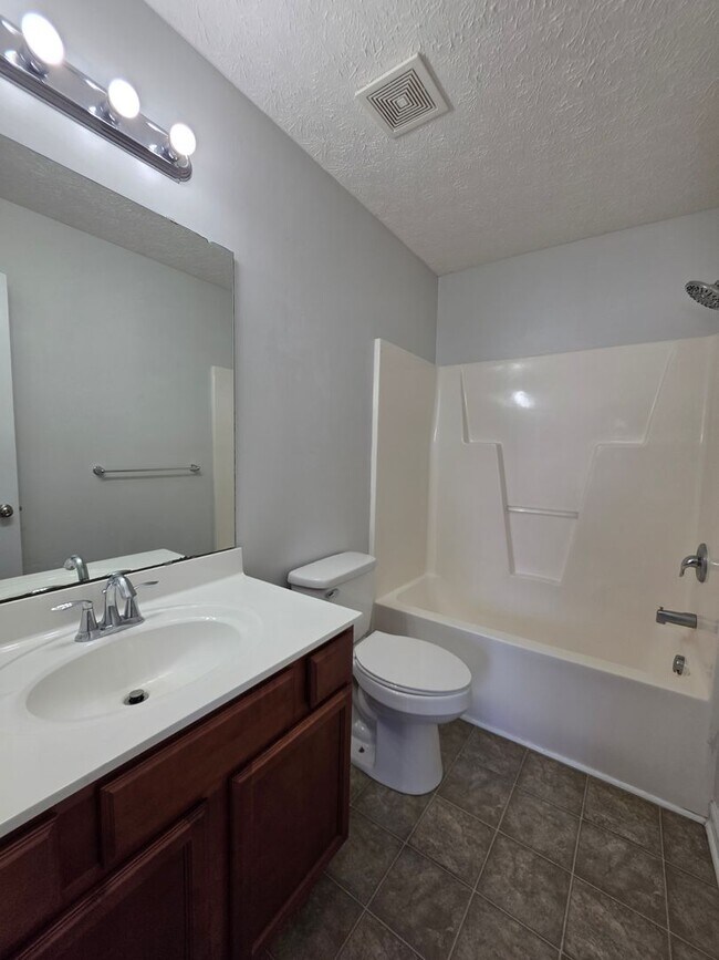 Building Photo - Charming Townhome Living in The Burroughs at Carolina Plantations!