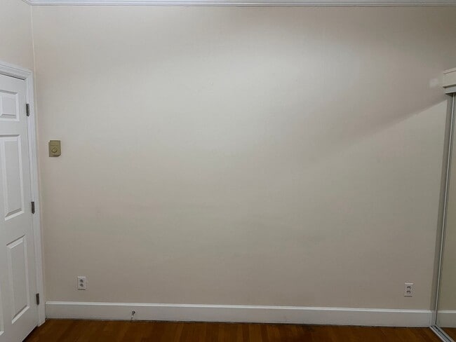 Building Photo - 2 Bedroom Unit in the the old Beta Theta Pi Fraternity House near UofO Campus