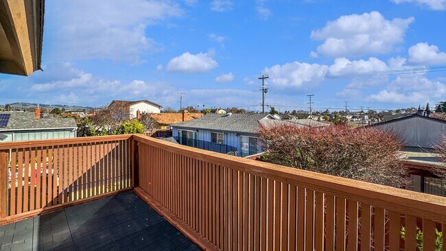 Building Photo - Coastal Comfort & Entertainer’s Retreat in Marina Faire