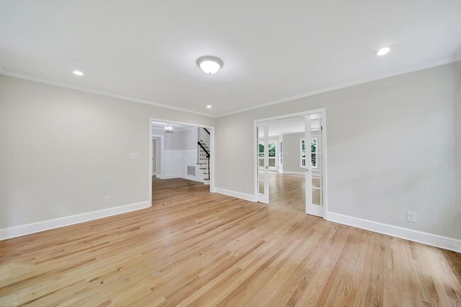 Building Photo - Beautiful Five Bed Three and Half Bath Hom...