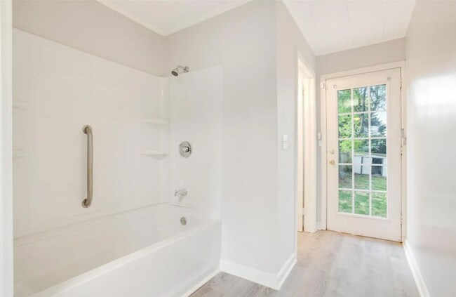 Building Photo - Cozy 3/2 Updated Home in Greenville Available Now!