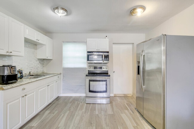 Building Photo - 1325 W 32nd St