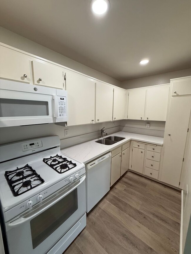 Building Photo - Beautiful Condo on the Beach - Surfside II...
