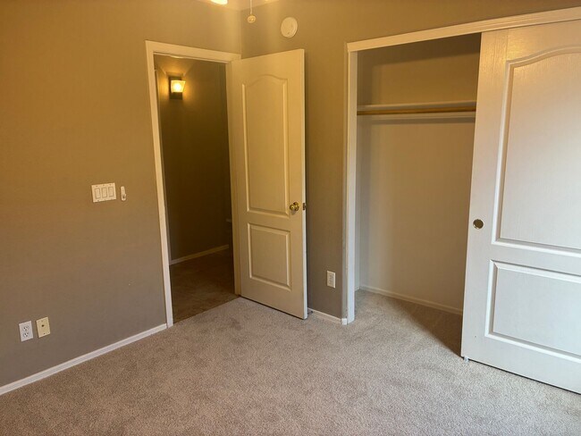 Building Photo - **BEAUTIFUL 3BEDROOM/2BATHROOM HOME LOCATE...